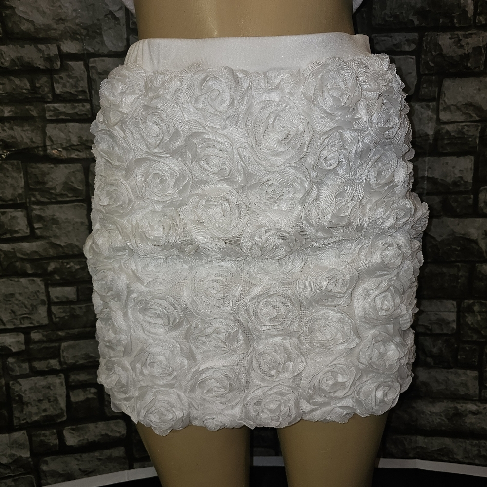 NWT. White Textured Rose Skirt. - Picture 1 of 7